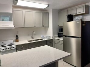 Fridge, microwave, oven, stovetop - 2/1 Coastal Town Oasis ~ Minutes to the Beach (Lantana)