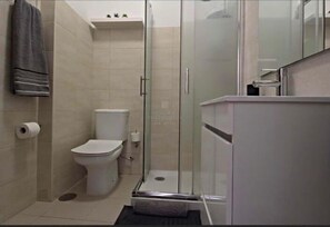 Douche, séchoir à cheveux, serviettes fournies