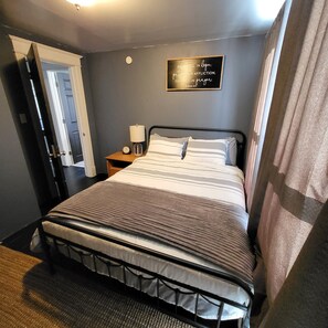5 bedrooms, iron/ironing board, WiFi, bed sheets