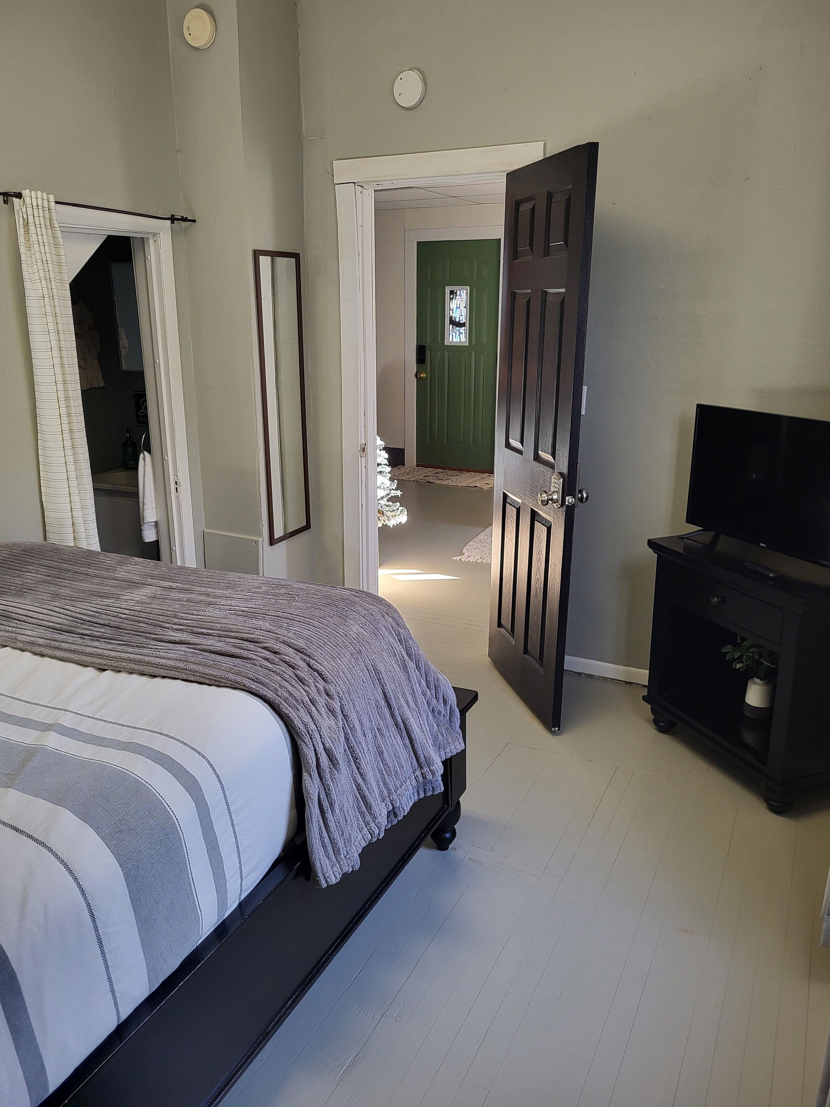 5 soverom, strykejern/-brett, wi-fi og sengetøy