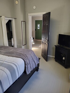 5 bedrooms, iron/ironing board, WiFi, bed sheets