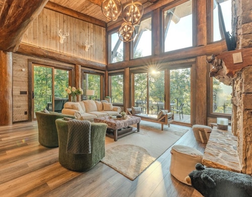 Top 10 VRBO in U.S. Riverfront, Hot Tub, Sleeps 12, As seen on TV!