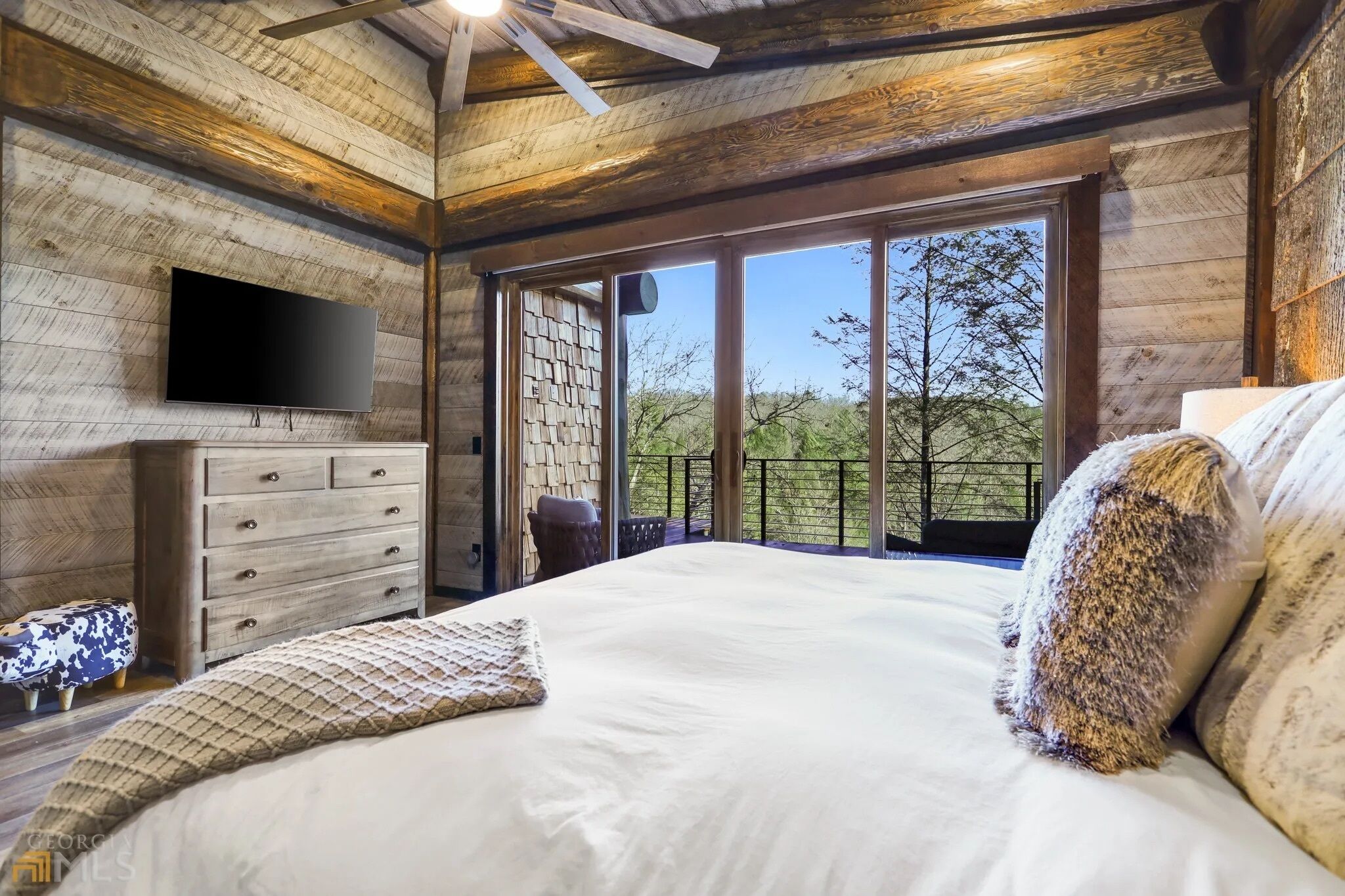 4 makuuhuonetta, työpöytä, silitysrauta/-lauta, ilmainen Wi-Fi