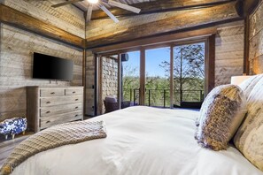 4 slaapkamers, een bureau, een strijkplank/strijkijzer, gratis wifi