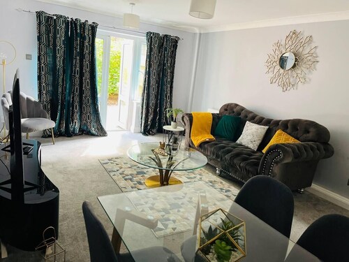 Lovely 2-Bed House in Rochester