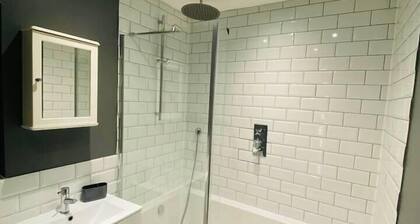 Lovely 2-Bed House in Rochester