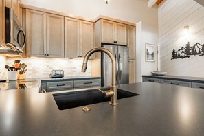 Frigorífico, microondas, horno y placa de cocina