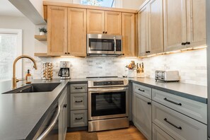 Fridge, microwave, oven, stovetop - FULLY REMODELED: Large 3bd+Loft/3ba condo with amazing views - Sleeps 10 (Mammoth Lakes)