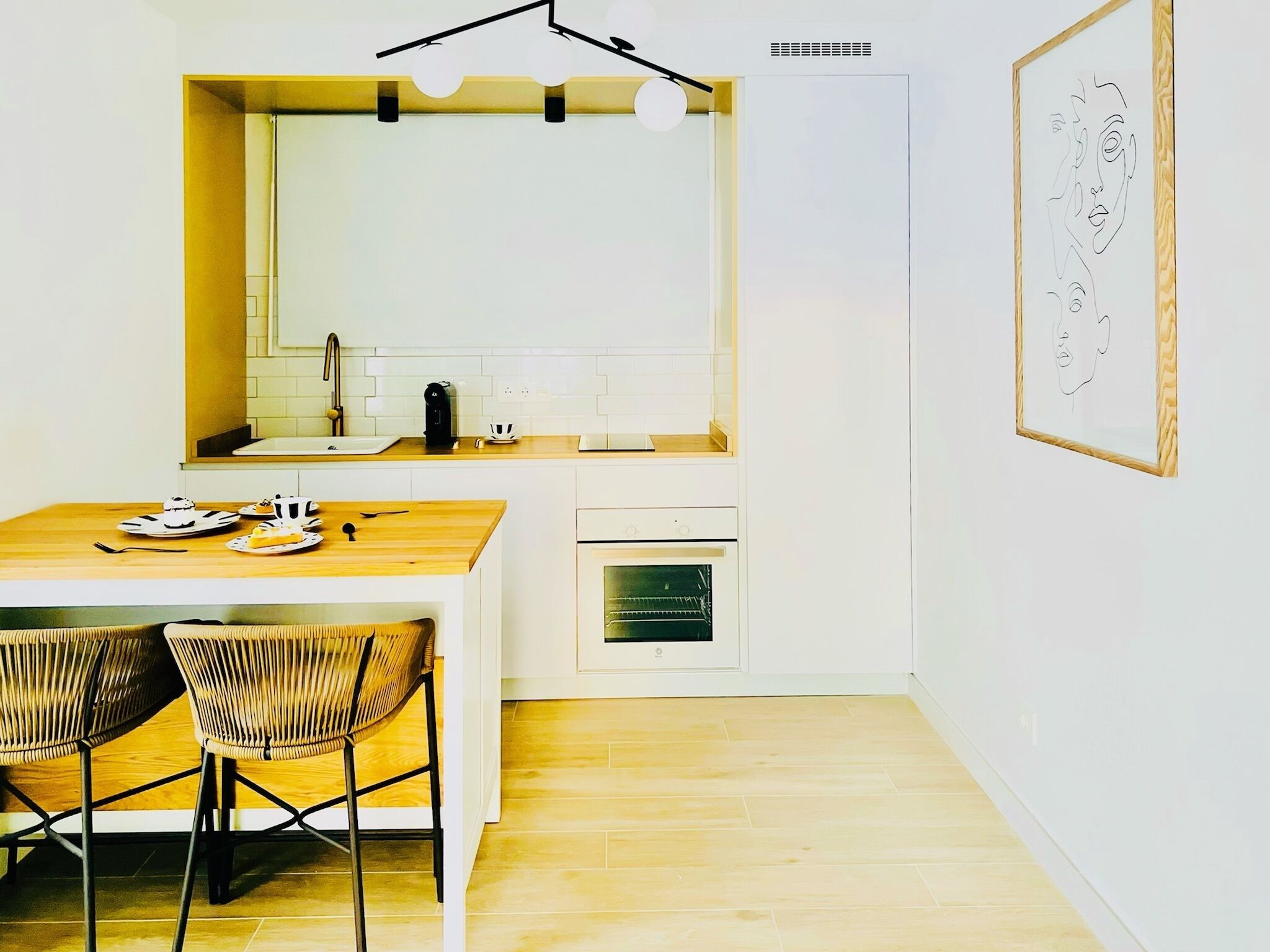 Réfrigérateur, micro-ondes, four, plaque de cuisson