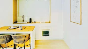 Kylskåp, ugn, spishäll och kaffe- och tebryggare