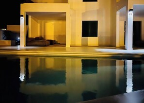 Unclassified image, 3 of 65, button