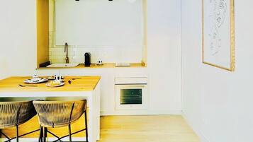 Een koelkast, een oven, een kookplaat, een koffiezetapparaat/waterkoker