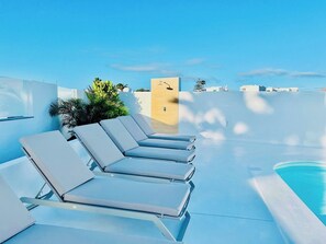 Unclassified image, 2 of 61, button