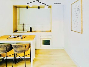 Réfrigérateur, four, plaque de cuisson, cafetière/bouilloire