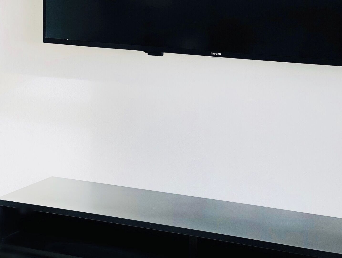 Un televisor de pantalla plana montado en la pared con un diseño minimalista.