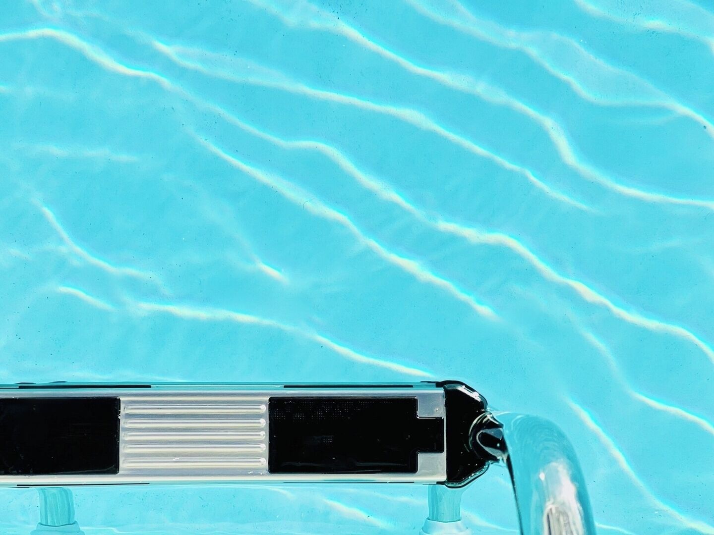 En pool med klart vand og synlige krusninger.