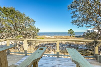 Great sunrise view from dining area and decks. Easy beach access.