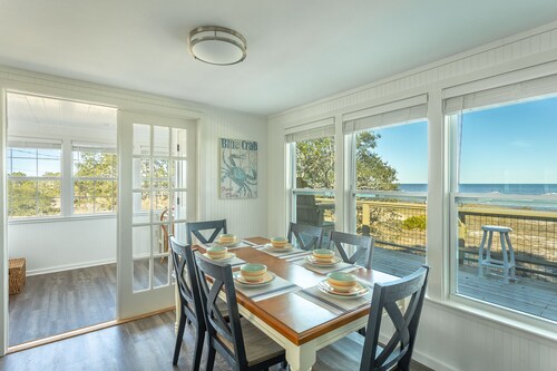Great sunrise view from dining area and decks. Easy beach access.