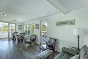 Smart TV, books - Great sunrise view from dining area and decks. Easy beach access. (Panacea)