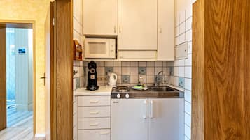 Frigorífico, microondas, placa de cocina y cafetera o tetera