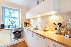 Jääkaappi, uuni, liesi, kahvin-/teenkeitin