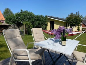 Outdoor dining - Holiday Apartment "An der Schlei" with Private Terrace, Garden & Wi-Fi (Fleckeby)