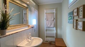 Douche, sĂšche-cheveux, serviettes fournies