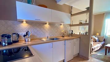 Een koelkast, een oven, een kookplaat, een koffiezetapparaat/waterkoker