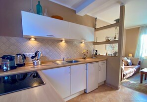 Geladeira, fogão, cooktop, cafeteira/chaleira