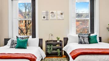 2 bedrooms, desk, iron/ironing board, WiFi