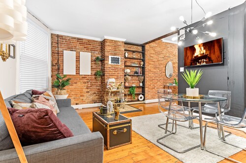 Charming 4 bed/Wine/Parking/1000sqft/Mins to Dwntwn!