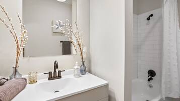 Hiustenkuivaaja, pyyhkeet, saippua, sampoo