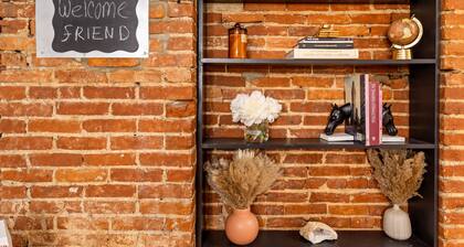 Charming 4 bed/Wine/Parking/1000sqft/Mins to Dwntwn!