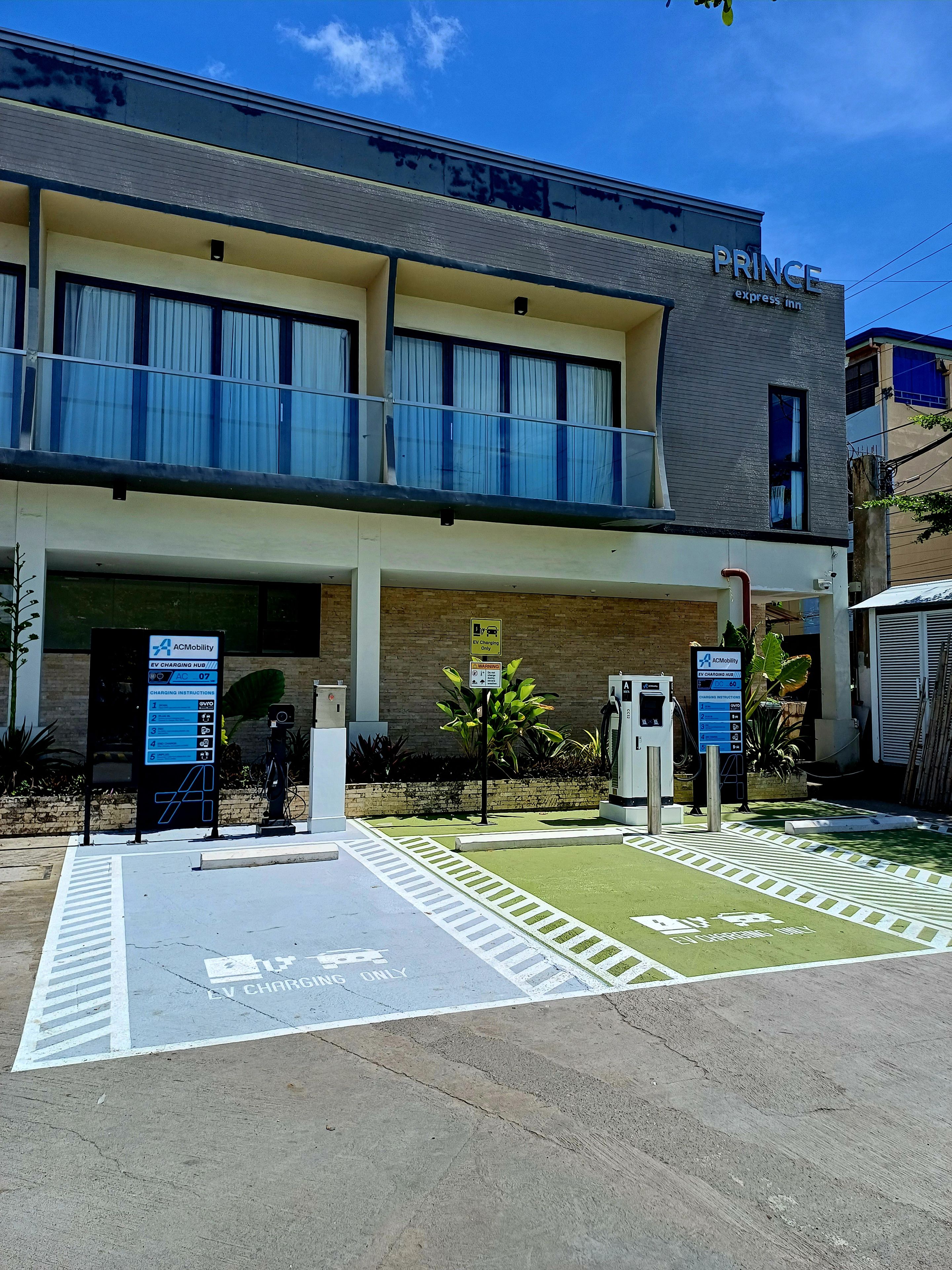 Hotel PRINCE com estação de carregamento para veículos elétricos.