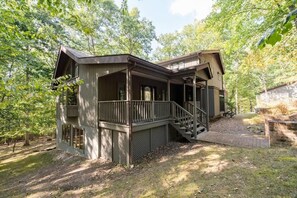 Exterior - Upscale, 4 Fireplaces, Fire Pit & Pool Access (Hedgesville)