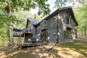 Terrace/patio - Upscale, 4 Fireplaces, Fire Pit & Pool Access (Hedgesville)