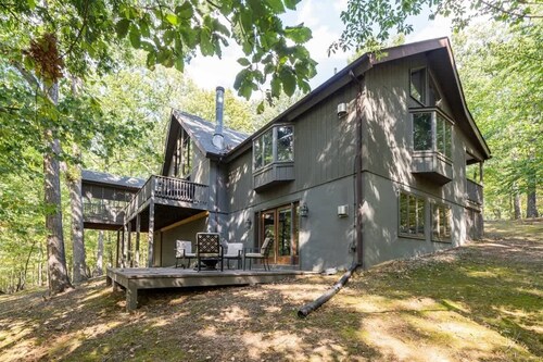 Upscale, 4 Fireplaces, Fire Pit & Pool Access