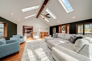 تلفزيون، مدفأة، مكتب