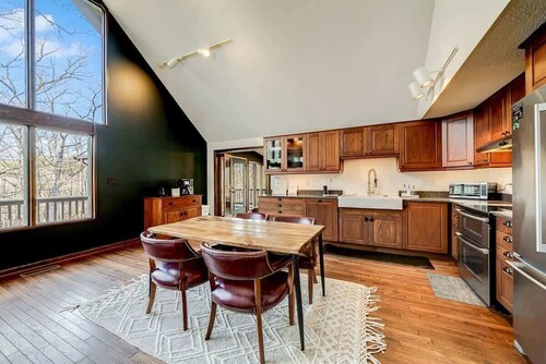 Upscale, 4 Fireplaces, Fire Pit & Pool Access