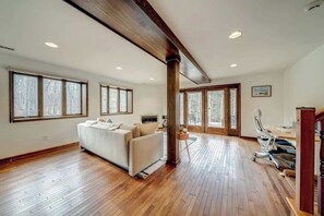 تلفزيون، مدفأة، مكتب