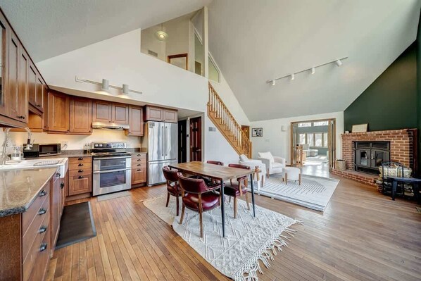 Fridge, microwave, oven, stovetop - Upscale, 4 Fireplaces, Fire Pit & Pool Access (Hedgesville)