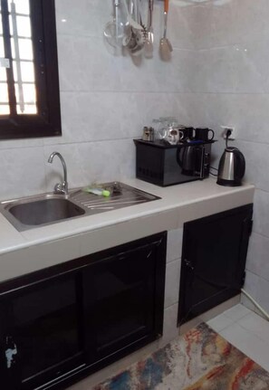 Kühlschrank, Mikrowelle, Wasserkocher mit Kaffee-/Teezubehör