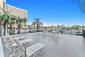 Outdoor dining - Emerald Towers 1101 (Destin)