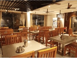 Daily cooked-to-order breakfast (INR 300 per person)