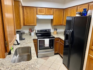 Frigorifero, microonde, forno, piano cottura