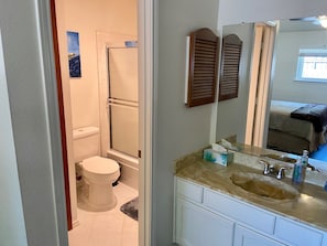 Asciugacapelli, asciugamani, sapone, carta igienica