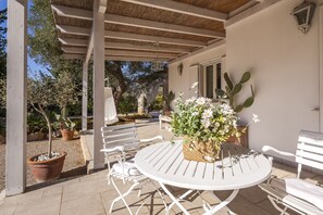 Outdoor dining - Villa Aida with private pool in Santa Caterina Nardò (Nardo)