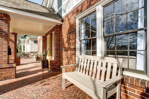 Dilworth Cottage - Walk to Panthers Stadium and Uptown Attractions! Fire Pit, BBQ, & Pet Friendly!