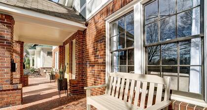 Dilworth Cottage - Walk to Panthers Stadium and Uptown Attractions! Fire Pit, BBQ, & Pet Friendly!