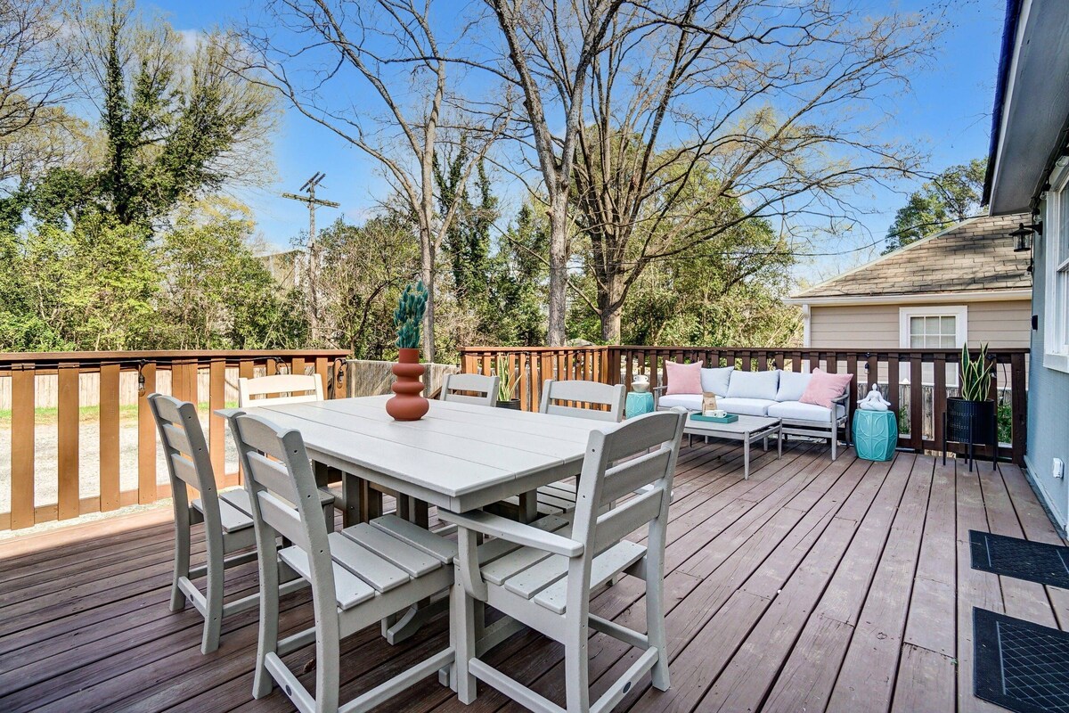 Dilworth Cottage - Walk to Panthers Stadium and Uptown Attractions! Fire Pit, BBQ, & Pet Friendly!